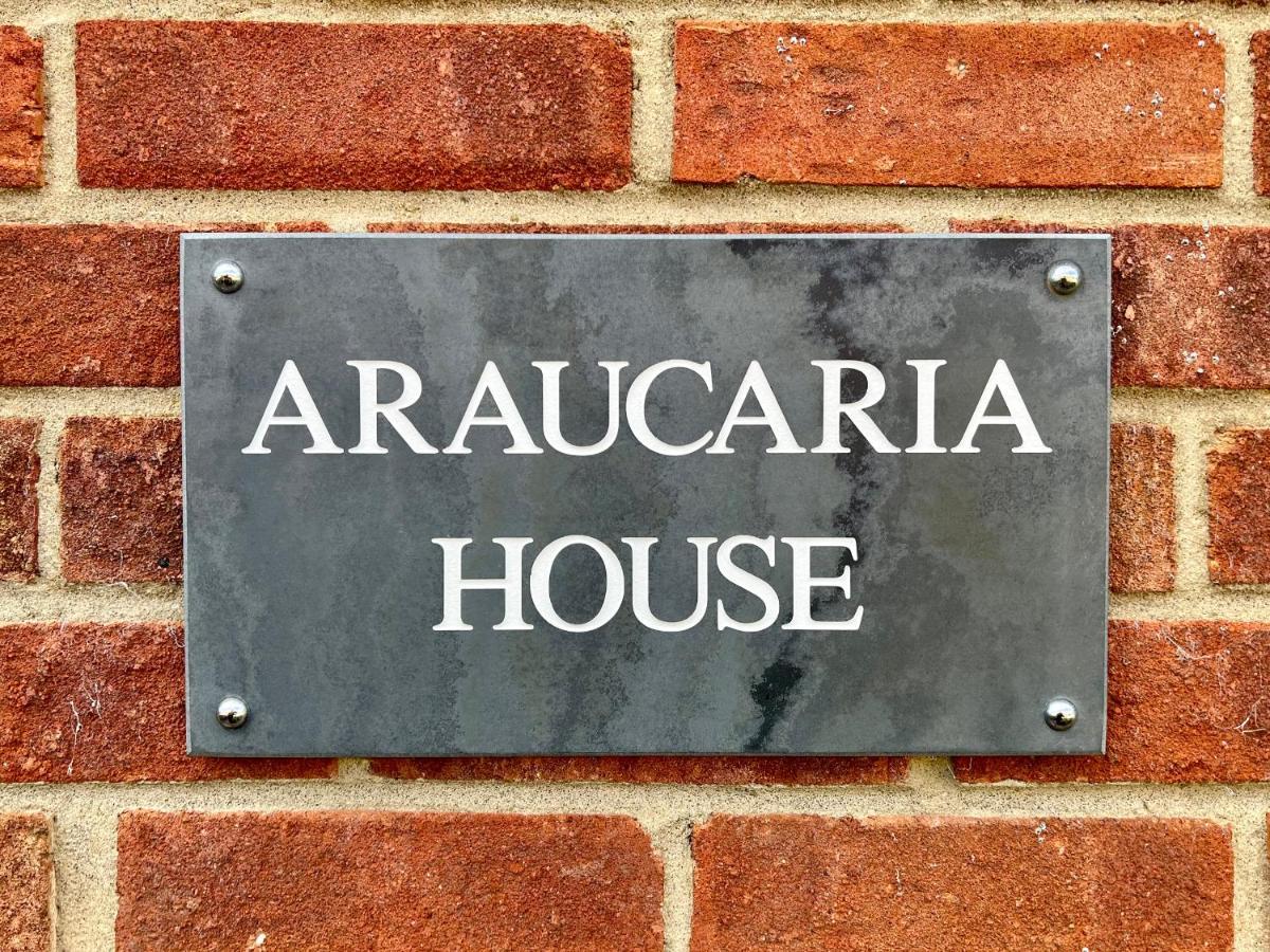 Вилла Araucaria House Уитби Экстерьер фото
